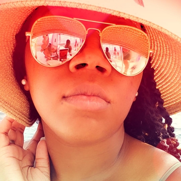 Meet your Posher, Letifia - Picture 1 of 1